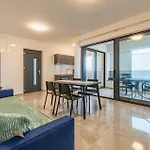 1 Bedroom Cozy In アパート