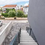 1 Bedroom Cozy In * 维尔