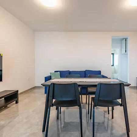 Pet Friendly In With Wifi Apartment Vir